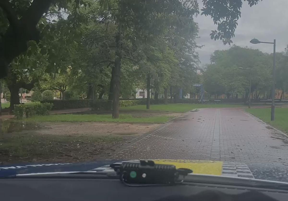 La Policía Local de Valencia insta a los ciudadanos a que abandonen el viejo cauce del Turia