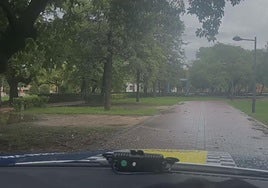 La Policía Local de Valencia insta a los ciudadanos a abandonar el viejo cauce del Turia