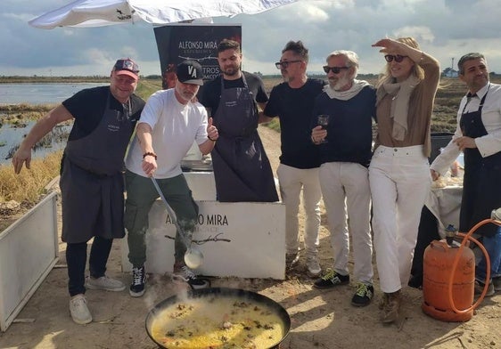 Edu Torres, cuarto por la izquierda, rodeado de Imanol Arias, Raquel Meroño y algunos cocineros en el Clandestinos del pasado año.