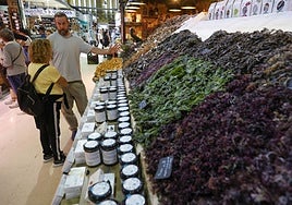 Parada de setas y algas marinas de Javi Morcillo, en el mercado de Ruzafa.