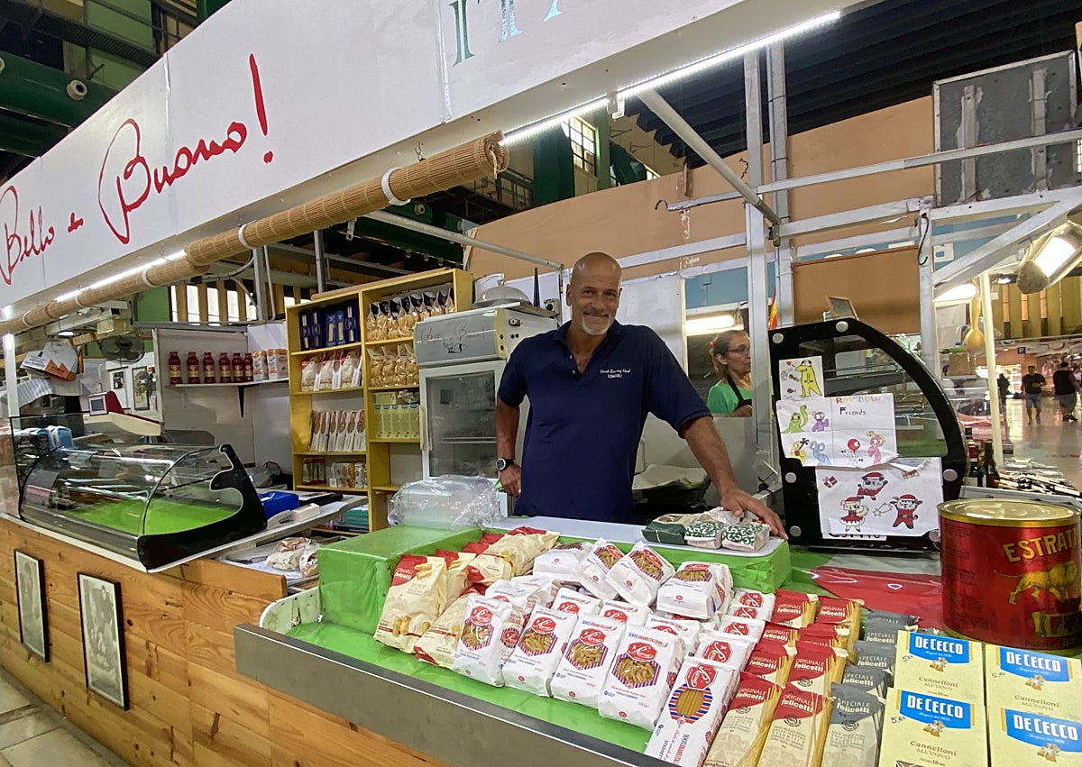Imagen secundaria 1 - Parada de productos griegos de Carmen Bernat y Dimitris Vamvakas; Carlo Castellano con su puesto de productos italianos, en el mercado de Ruzafa, y Nela Daza y Gregorio Pisciotta, en su puesto del mercado de Castilla.