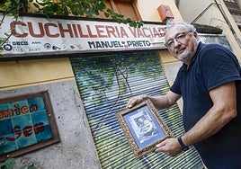 El hiijo del fundador de la cuchilleria muestra una foto de su padre en la puerta de donde estuvo el establecimiento.