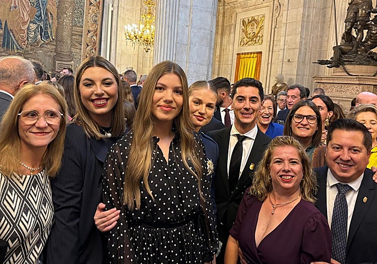 Alcaldes y alcaldesas con la Princesa de Asturias, doña Leonor, y la Infanta doña Sofía.