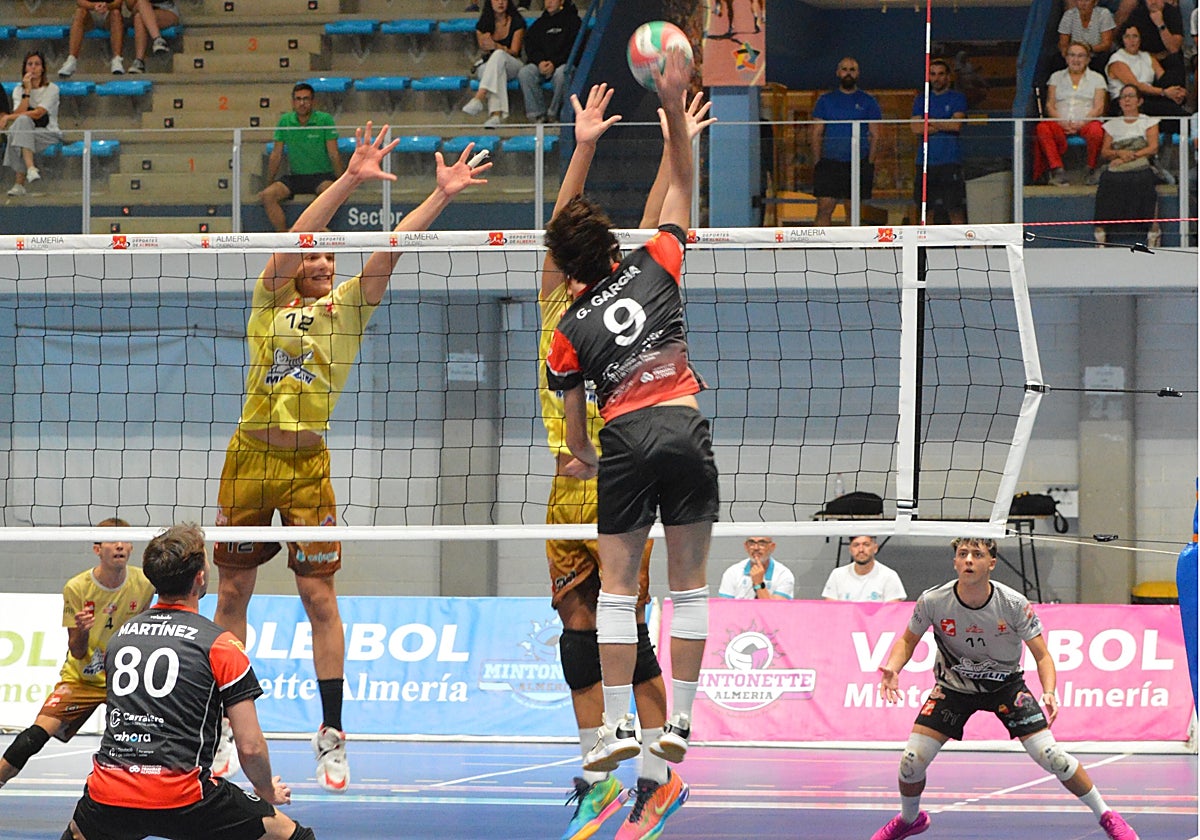 Un instante del partido del Club Voleibol Xàtiva.