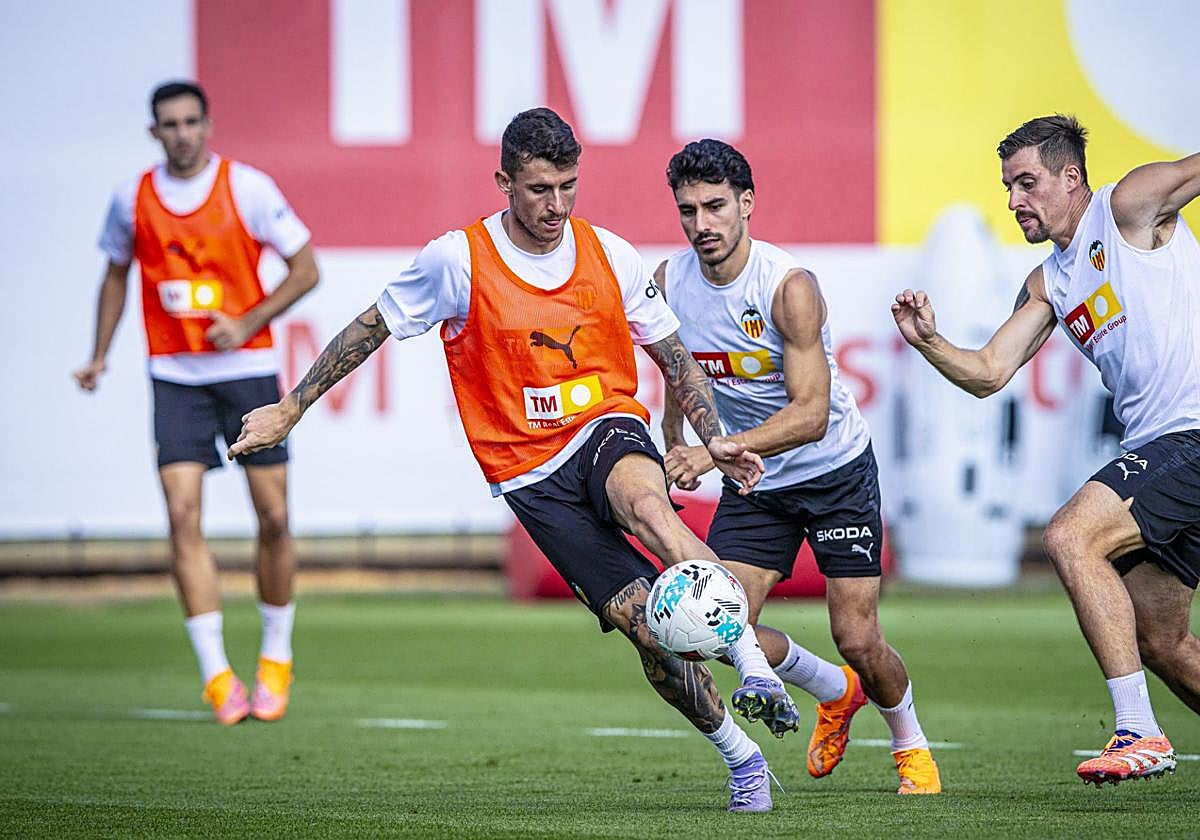 Dani Raba, André Almeida y Baptiste Santamaría, en un entrenamiento del Valencia de esta semana en la Ciudad Deportiva de Paterna.