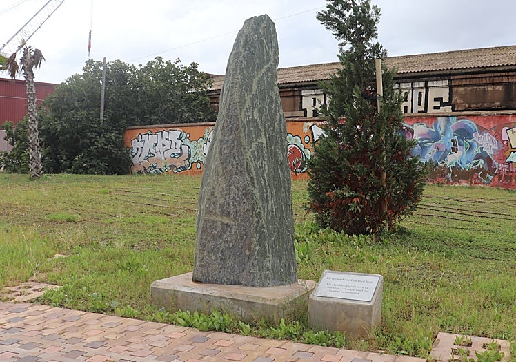 Monolito en recuerdo de Loli Paul Sesé junto al pantalán donde fue hallado su fémur.