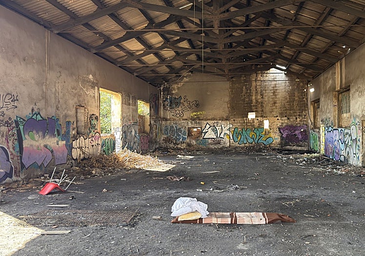 Nave junto al pantalán que también fue registrada por la Policía Nacional.