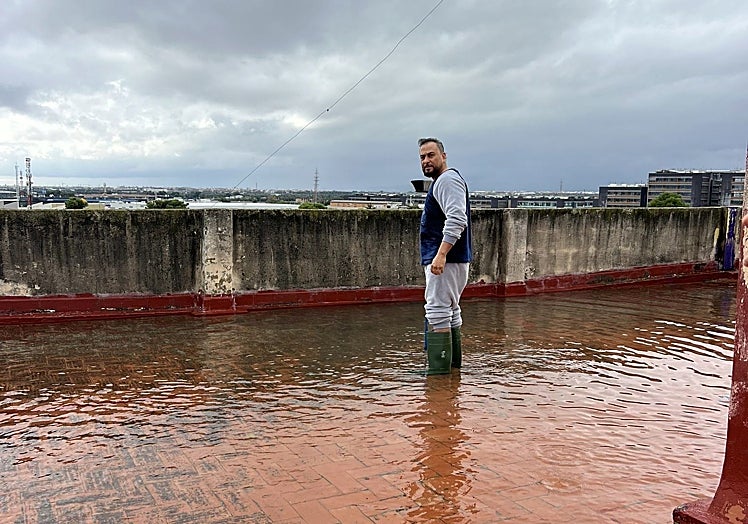 Rafael, el vecino que alertó a los bomberos al encontrar la terraza anegada por el agua.