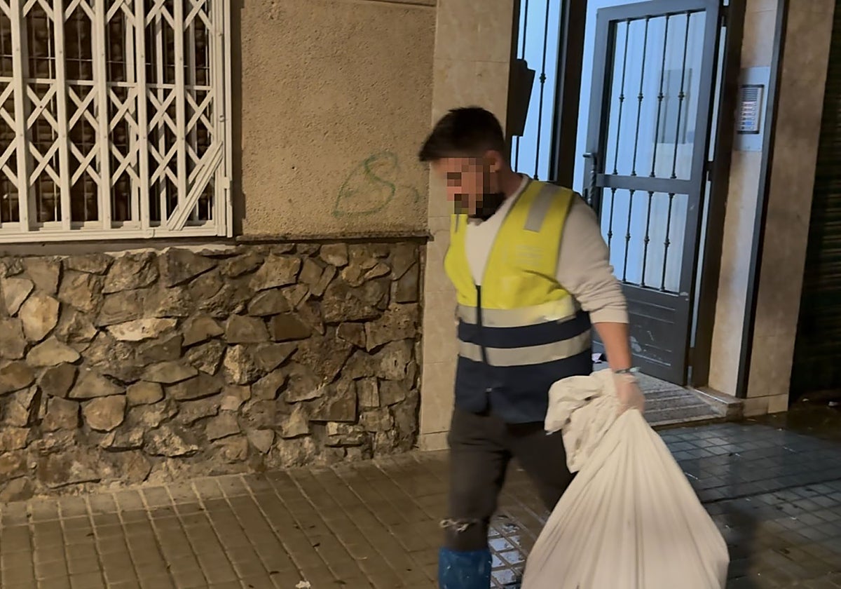Un operario de la funeraria traslada los restos del vecino que llevaba cerca de quince años muerto en su casa.