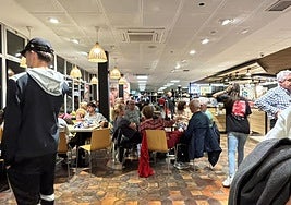 Valencianos atrapados en un área de servicio en Tarragona, este domingo.