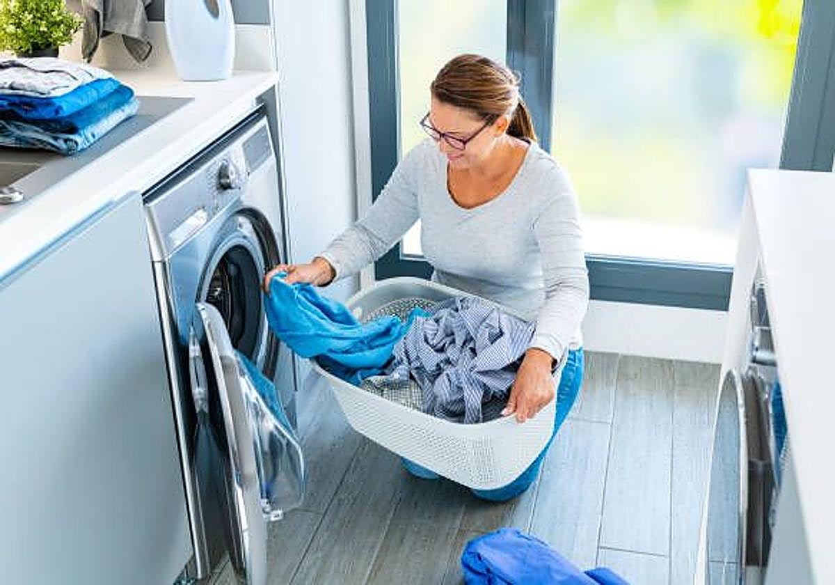Una mujer pone una lavadora en una iamgen de archivo.