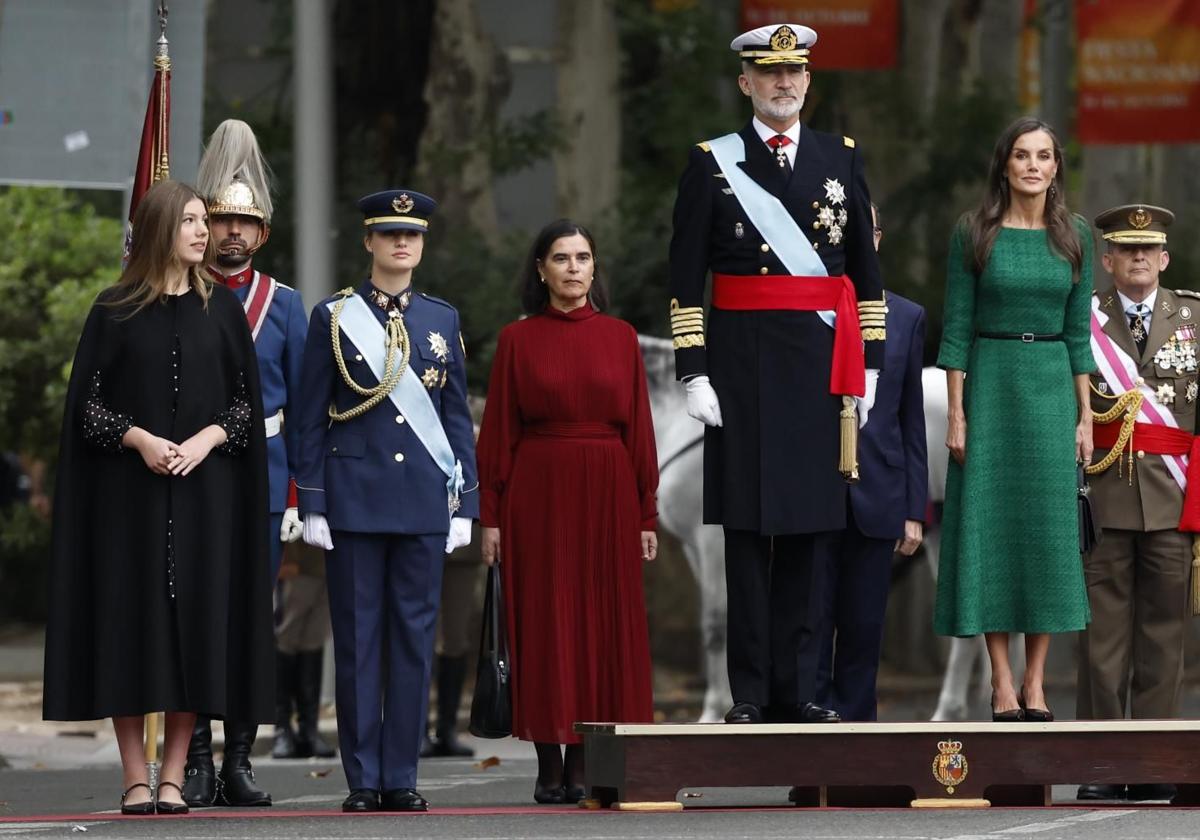 La reina Letizia sorprende con un vestido de tweed verde en el desfile de  las Fuerzas Armadas | Las Provincias