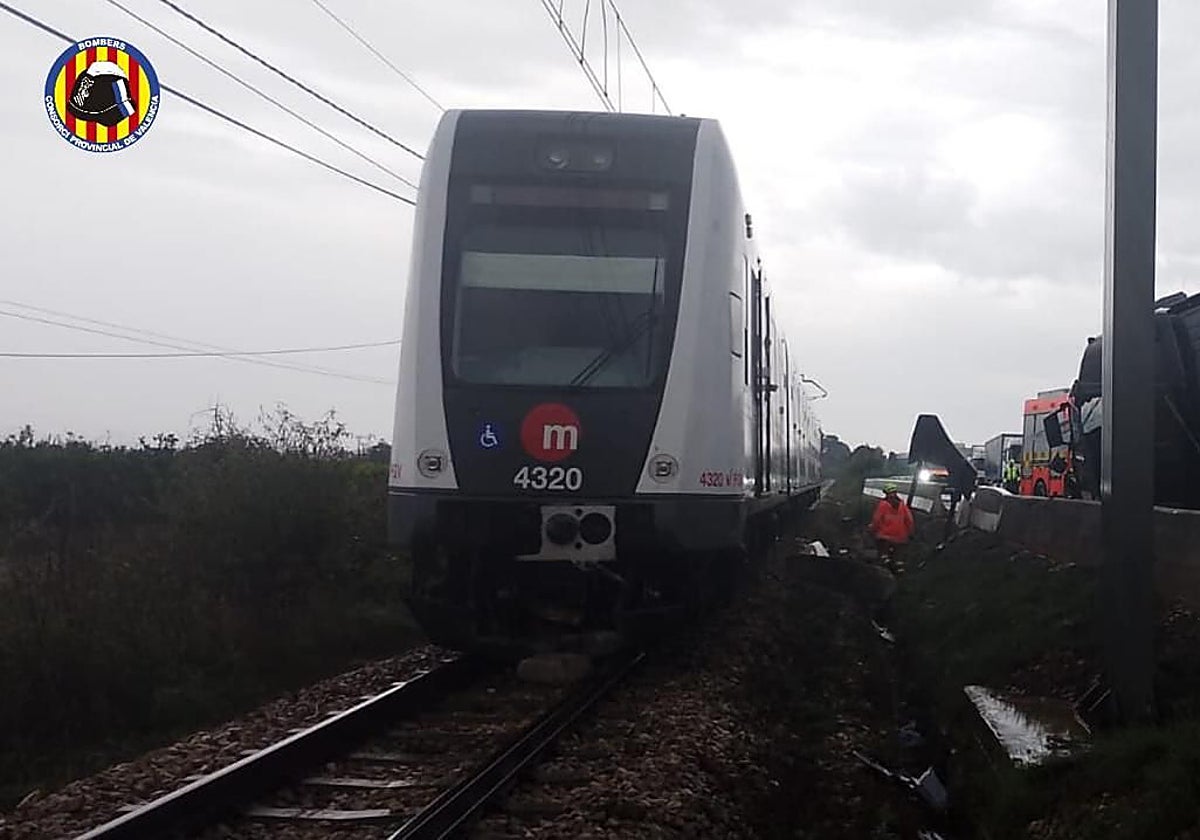 Línea de metro que se suspendió el viernes en Montortal por el accidente de un camión.