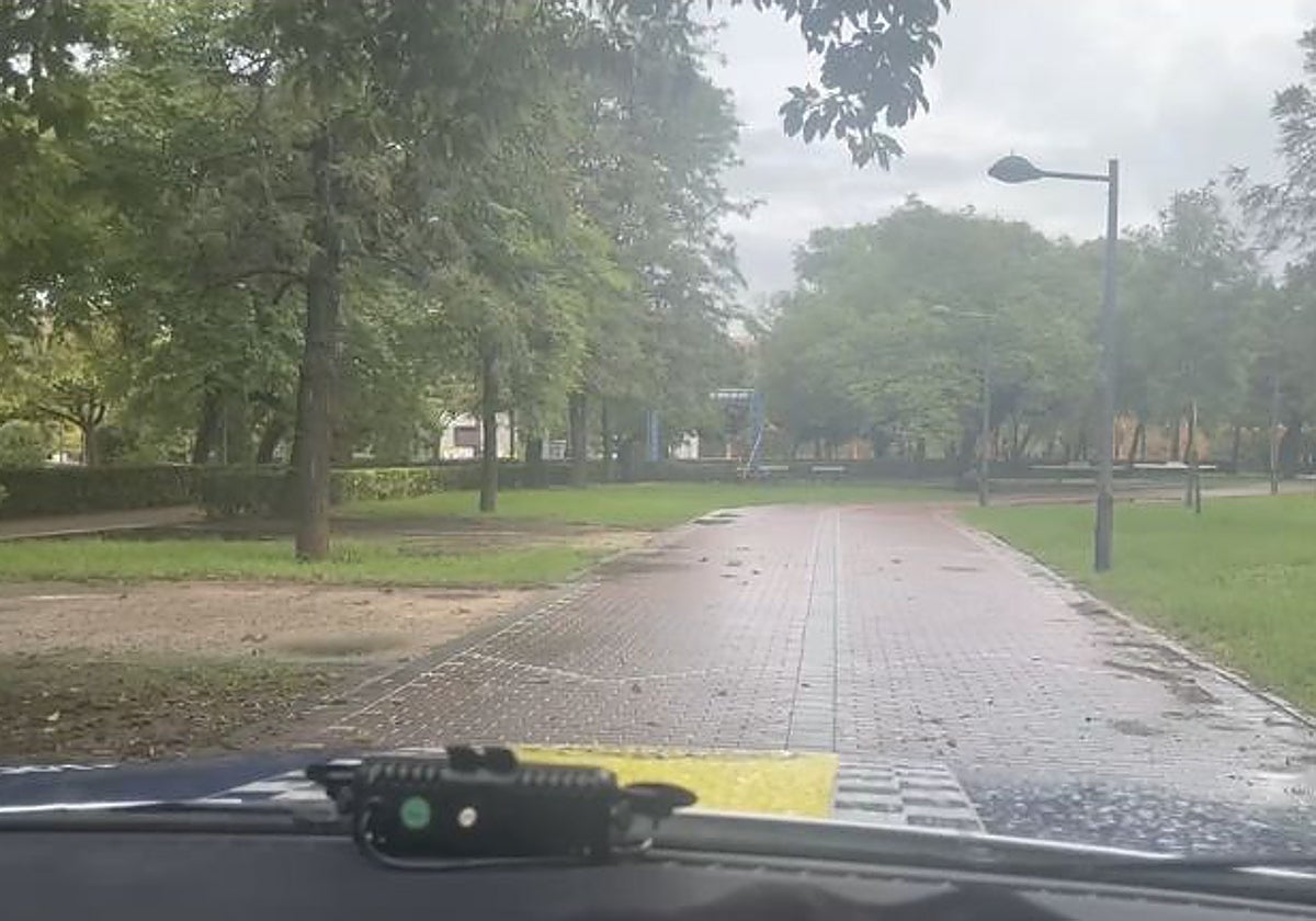 Patrulla de la Policía Local de Valencia, avisando el pasado sábado del cierre del Jardín del Turia.