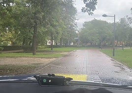 Patrulla de la Policía Local de Valencia, avisando el pasado sábado del cierre del Jardín del Turia.