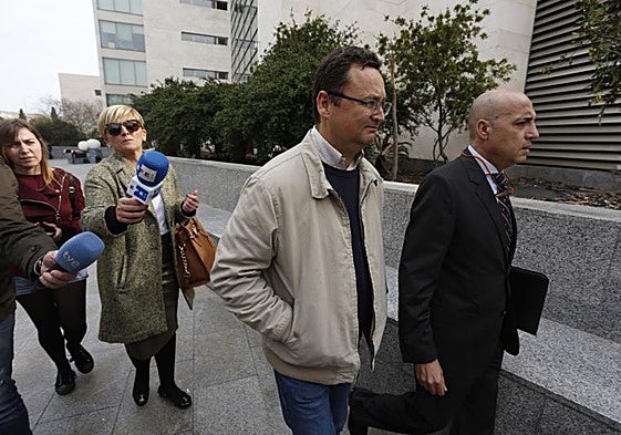 César Tauroni, en el centro, en la Ciudad de la Justicia.