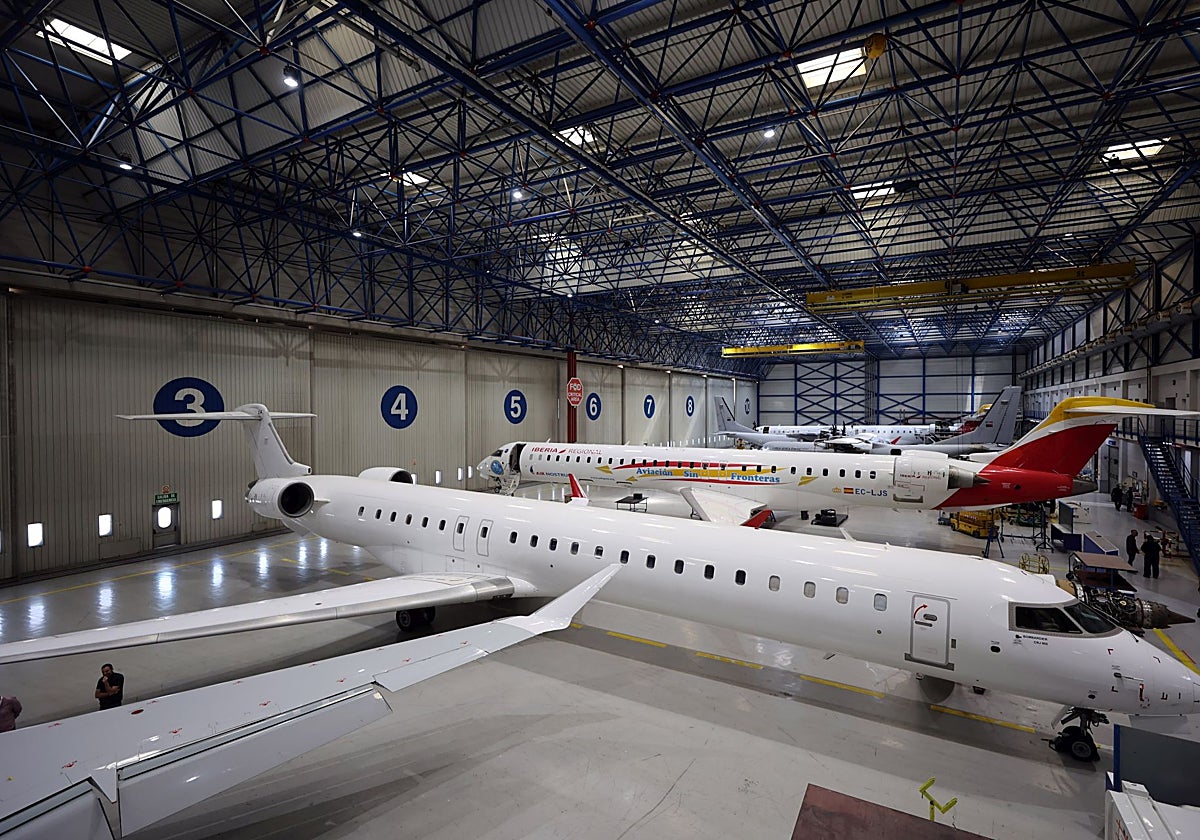 Aviones de Air Nostrum en los hangares del aeropuerto de Valencia.