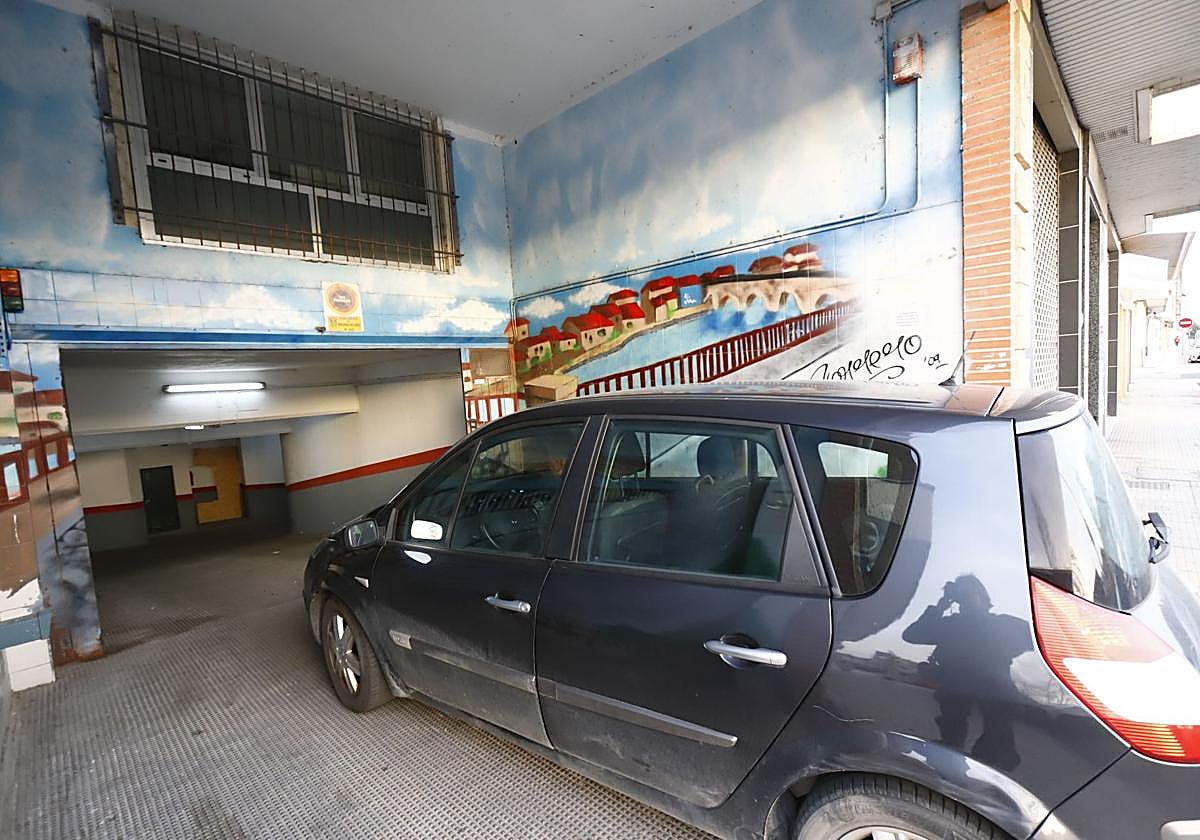 Entrada y salida de coches en un garaje.