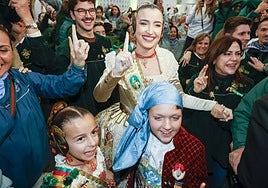 Carmen Prades, la nueva fallera mayor de Valencia, celebra el premio en Fallas.