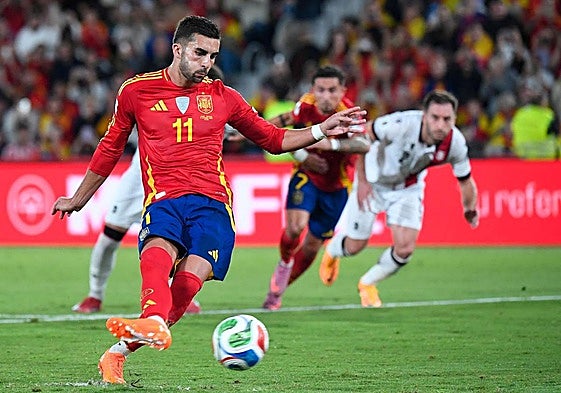 El valenciano Ferran Torres, lanzando su penalti ante Georgia.