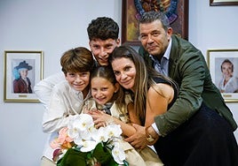 Marta Mercader junto a sus hermanos Álvaro y Borja, su madre María y su padre Salva.