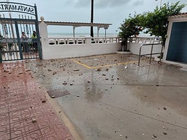 Cascotes caídos como consecuencia del rayo que ha impactado en una vivienda en la zona del Racó.