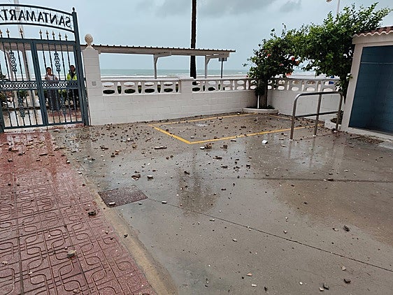 Cascotes caídos como consecuencia del rayo que ha impactado en una vivienda en la zona del Racó.