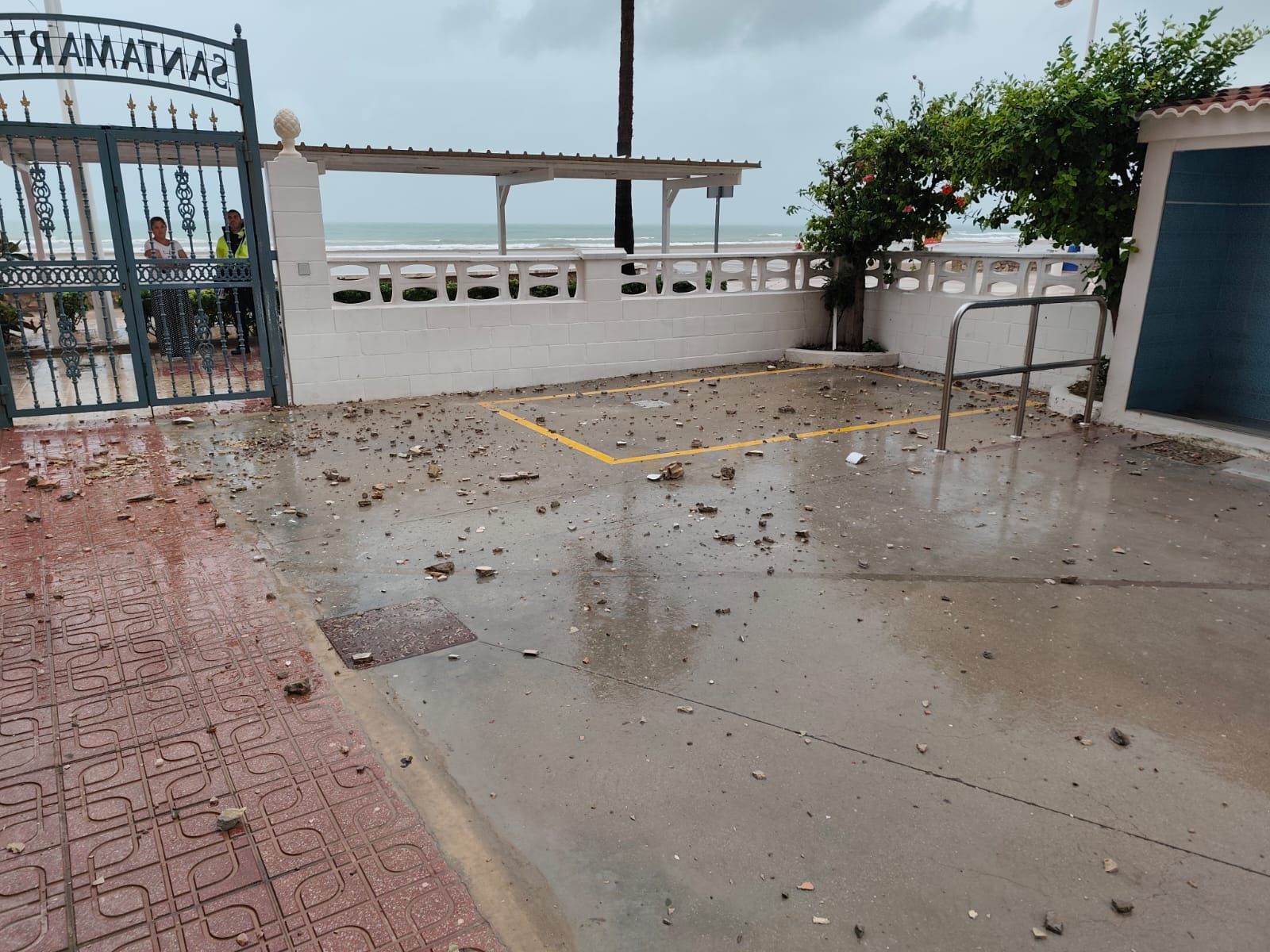 Cascotes caídos como consecuencia del rayo que ha impactado en una vivienda en la zona del Racó.