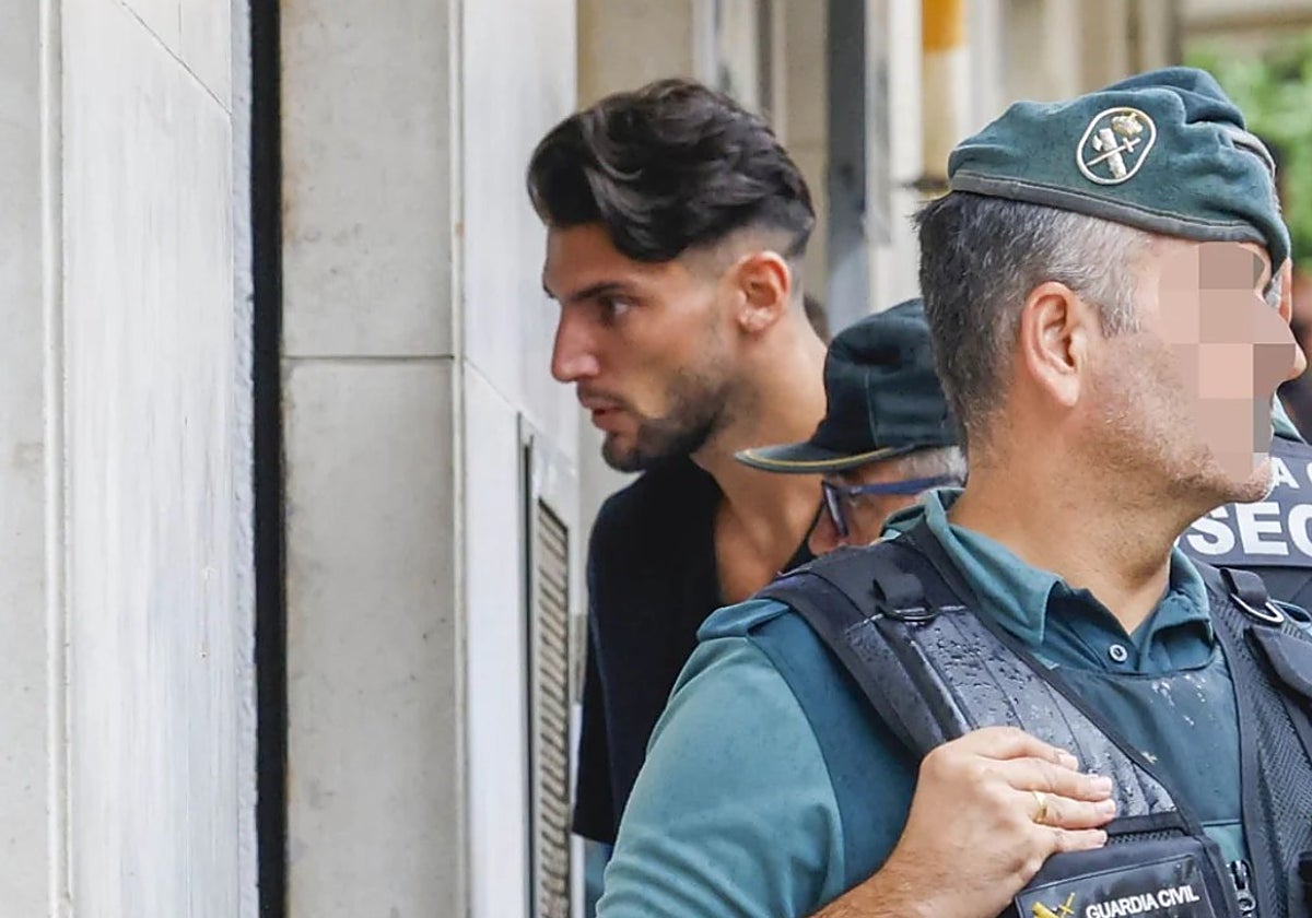 Rafa Mir guarda silencio tras ser interrogado como procesado por la violación a una joven