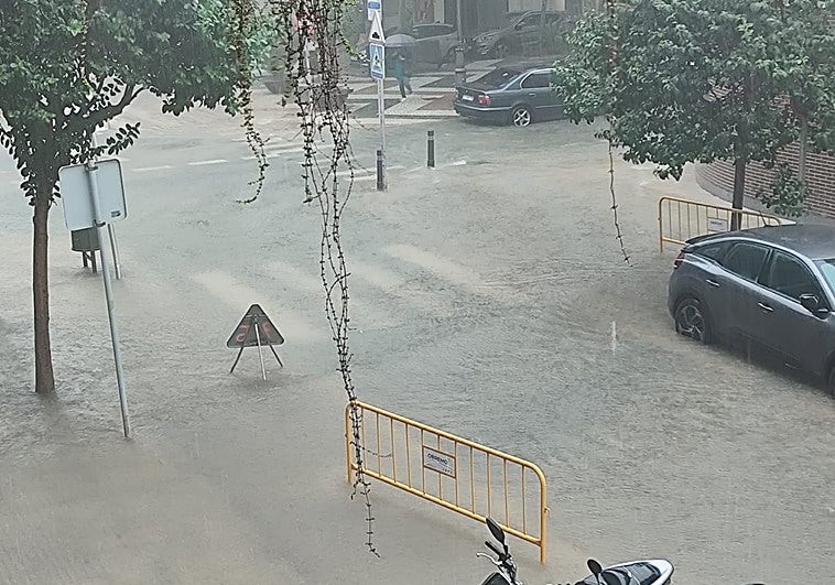 Una calle de Gandia, anegada este lunes por la mañana.