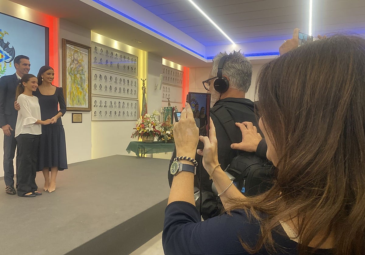 Imagen principal - Carmen Prades con Francisco Segura, presidente de Convento, y Trini Ferrer, FMI de Convento 2026; abrazo de Berta Peiró y Carmen Prades y momento de complicidad entre Laura Segura (FMV 1994) y Carmen.