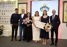Carmen Prades, junto a la alcaldesa de Valencia, María José Catalá y el concejal de Fallas, Santiago Ballester, y los padres y el hermano de la fallera mayor de Valencia 2026.