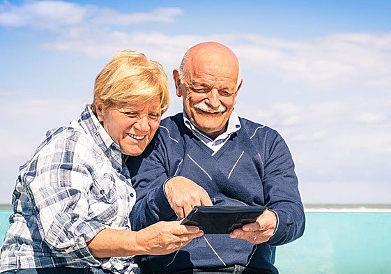 Una pareja comprueba los resultados de la Bonoloto.