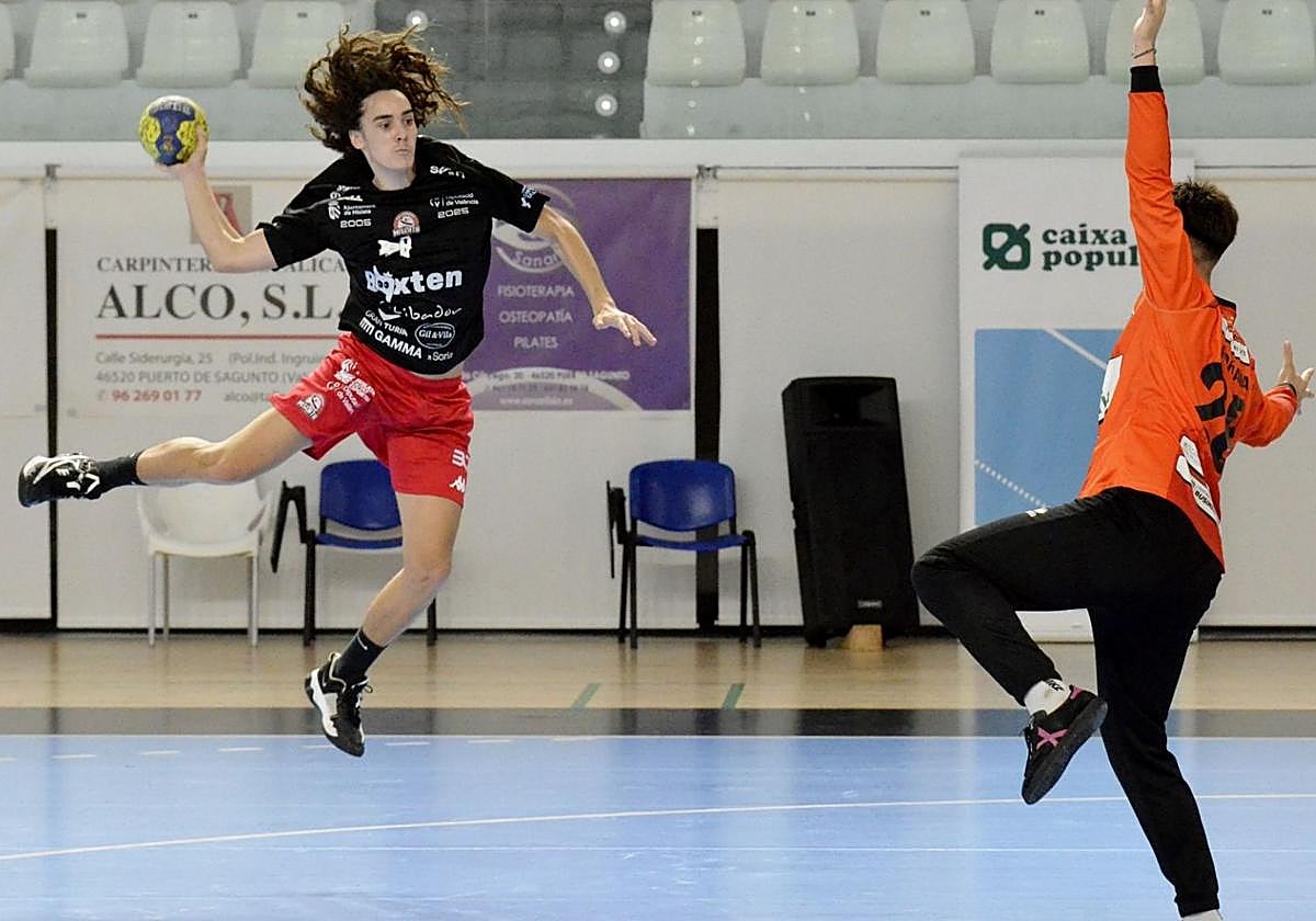 Una acción del partido del Balonmano Mislata.