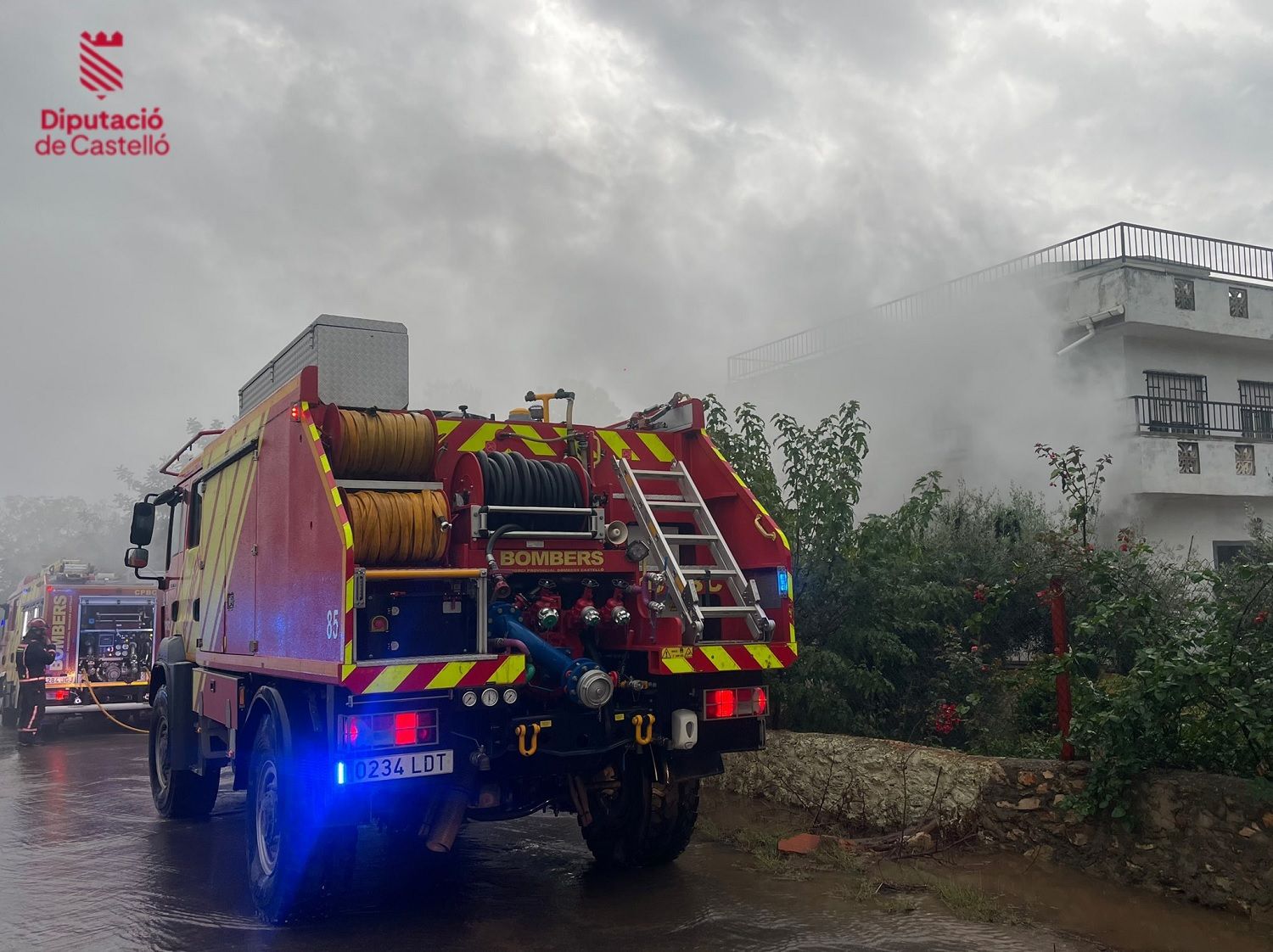 Los efectivos que han acudido a sofocar el fuego en la casa.