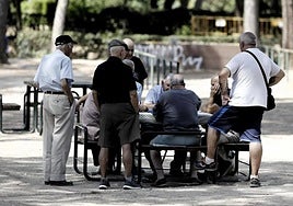 Varios pensionistas reunidos, en una imagen de archivo.