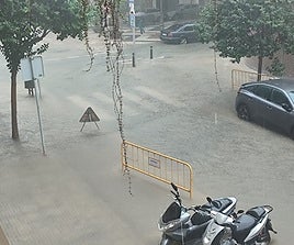 Una de las calles de Gandia anegada esta mañana por las lluvias.