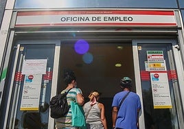 Desempleados hacen cola en una oficina del SEPE.