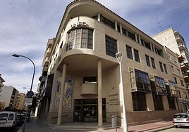 Fachada de la universidad a distancia en una imagen de archivo.