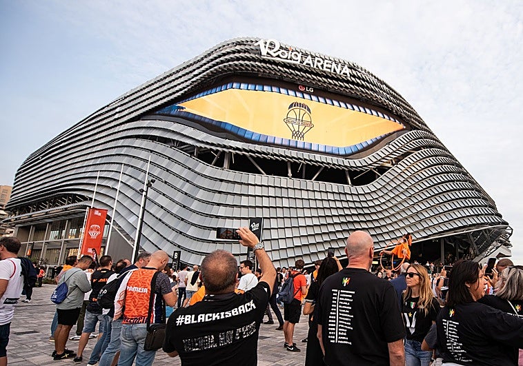 Aspecto exterior del Roig Arena en la previa del partido ante la Virtus.
