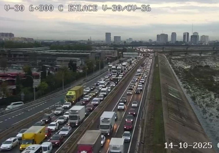 Un accidente múltiple en la CV-30 colapsa varias vías este martes: vehículos parados en la V-30 y la V-31