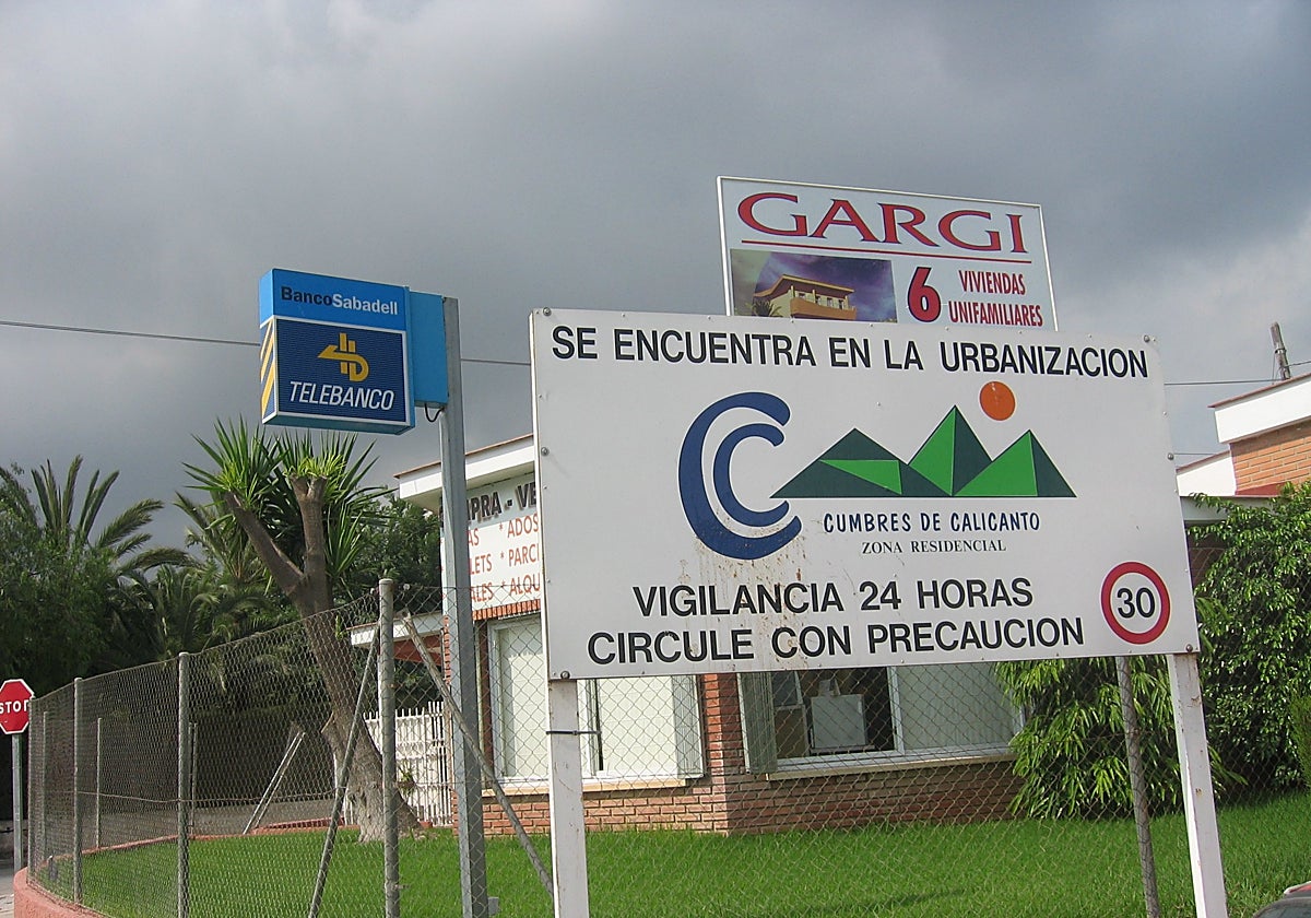 Un cartel a la entrada de Calicanto que informa sobre la seguridad privada.