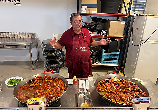 Galbis durante la elaboración de las paellas