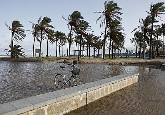 Lluvias en la playa Patacona de Valencia.