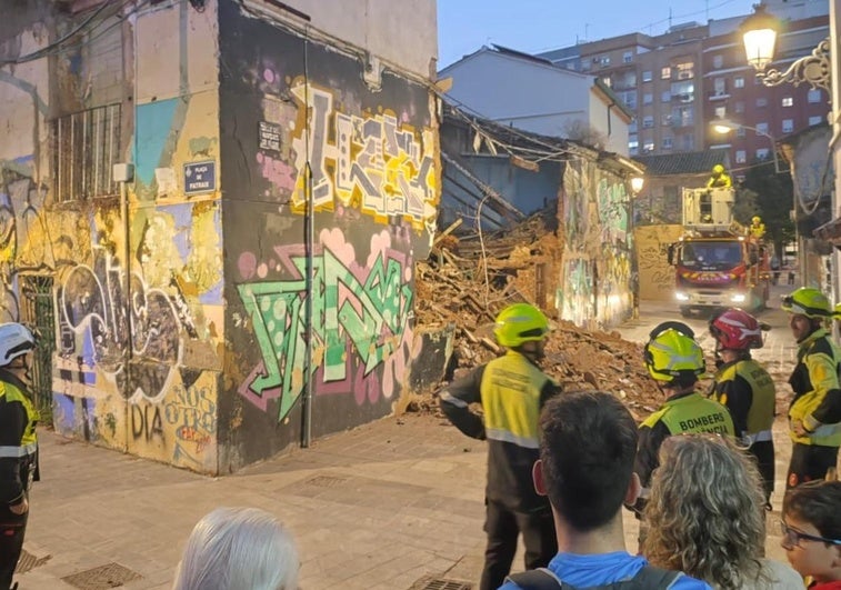 Se derrumba una casa deshabitada en Patraix