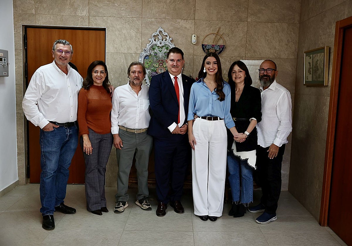 Imagen principal - Posado familiar de Carmen y Marta con sus padres y con los responsables de Vives y Marí, Juanvi Aznzar, Rafa Marí y Amparo Sánchez.