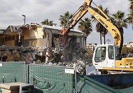 Comienzo del derribo de Casa Isabel, en el paseo marítimo de la Malvarrosa.