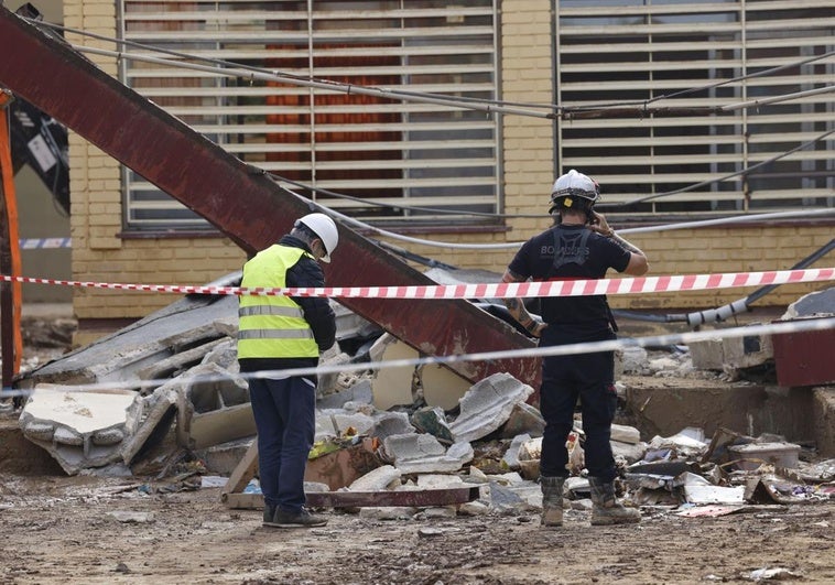 Los bomberos intervienen en el derrumbe de una finca en Massarrojos