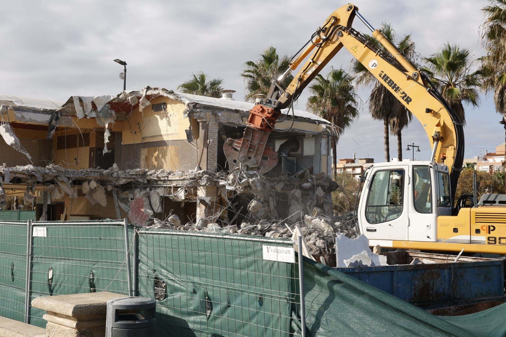 Fotos del derribo de Casa Isabel, restaurante en la playa de la Malvarrosa