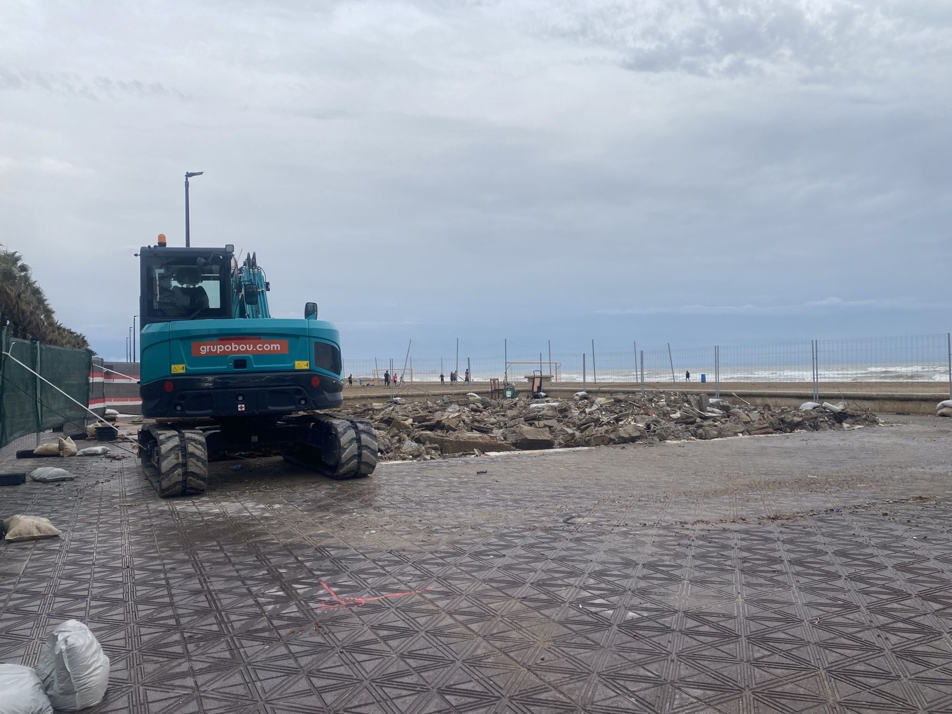 Fotos del derribo de Casa Isabel, restaurante en la playa de la Malvarrosa